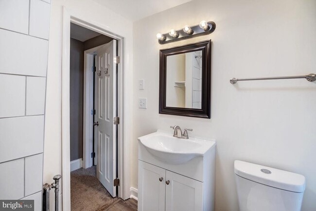 Building Photo - 1909 W 8th St