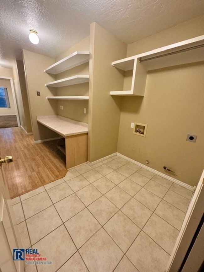 Building Photo - 4 Bedroom Home