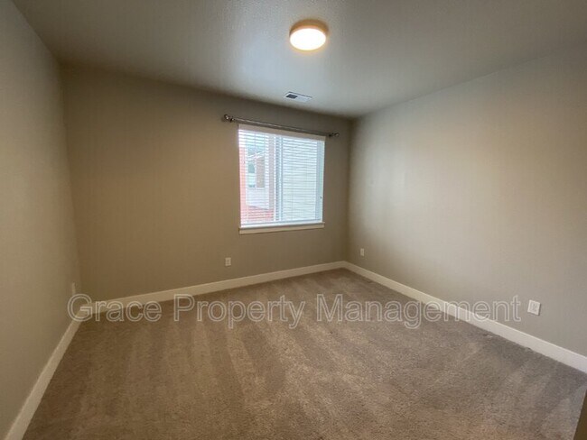 Building Photo - 981 S Sable Blvd