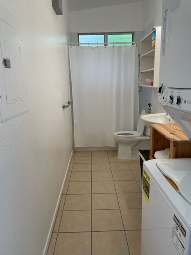 Building Photo - Single Level, Patio, Private W&D, Window A...