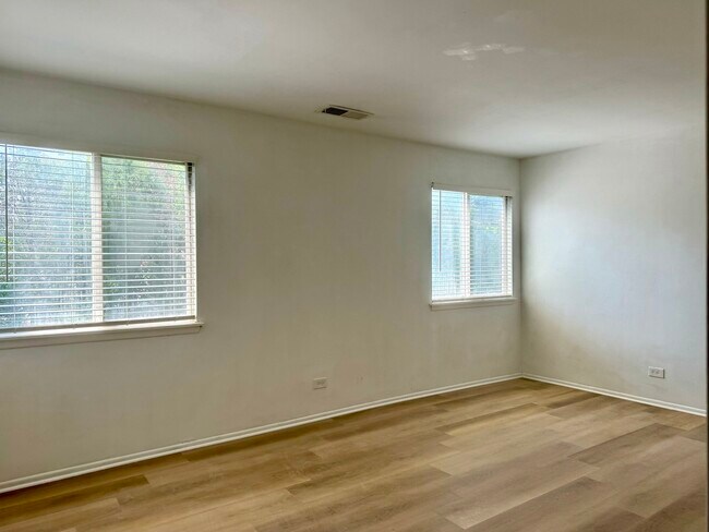 Building Photo - 1077 Auburn Ln