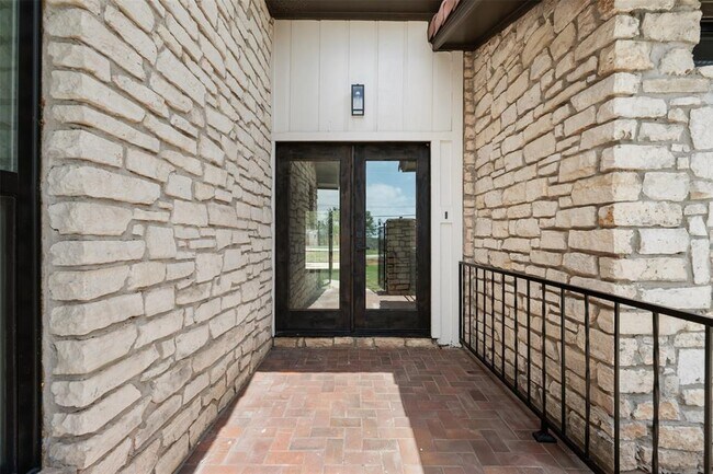 Building Photo - 2020 Hilliard Rd