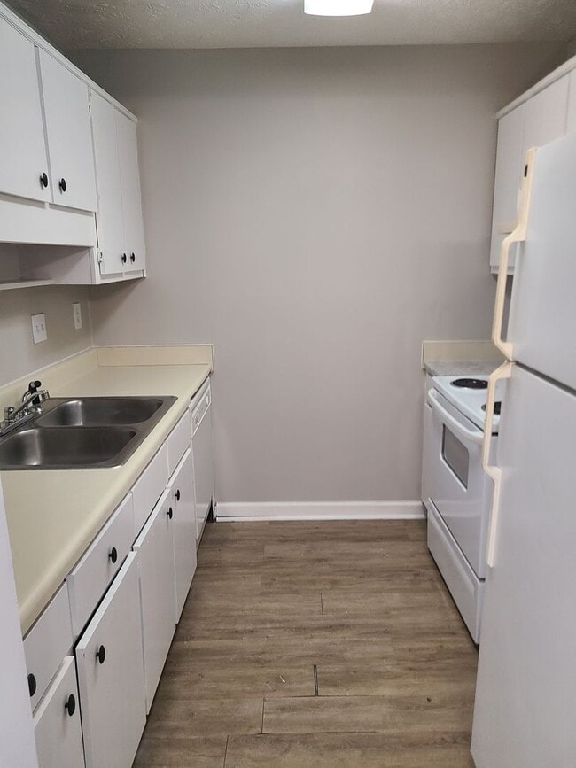 Building Photo - 21st St 1440** Raymer