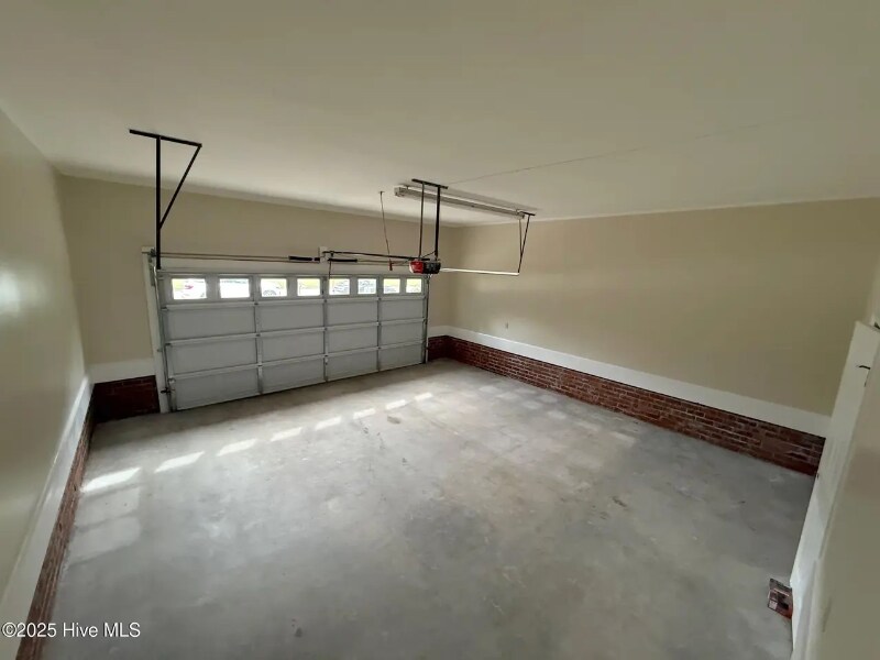 Building Photo - 107 E Baywood Ln