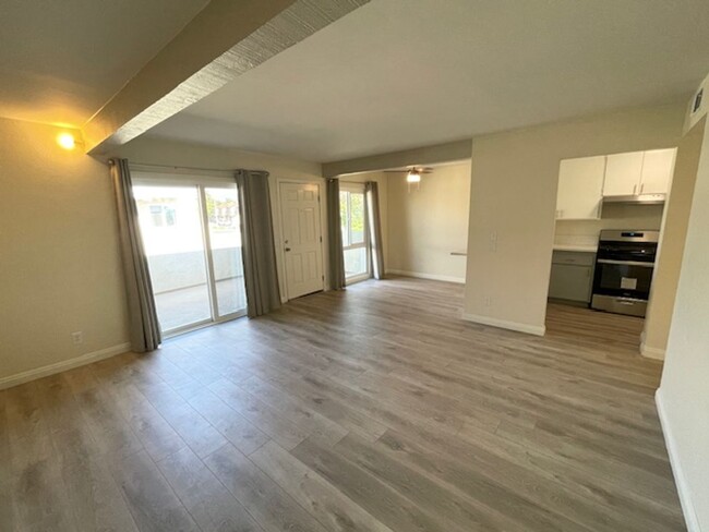 Building Photo - 2 Bd 1.5 bath Condo in Irvine