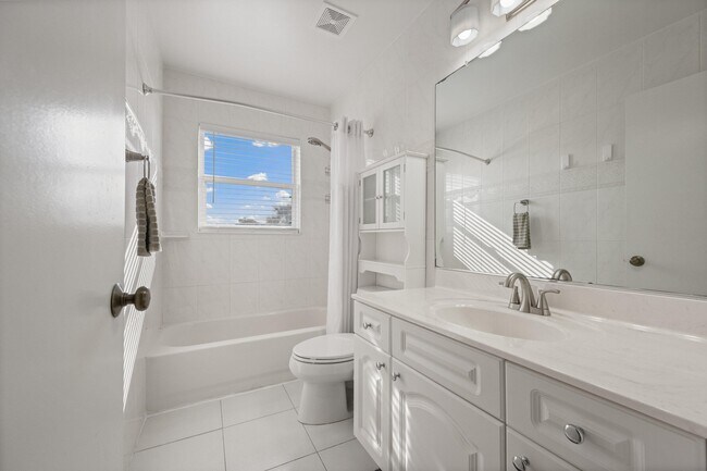 Building Photo - 1628 S Club Dr