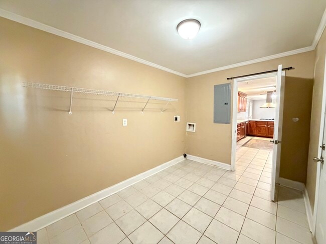 Building Photo - 560 Greencrest Dr