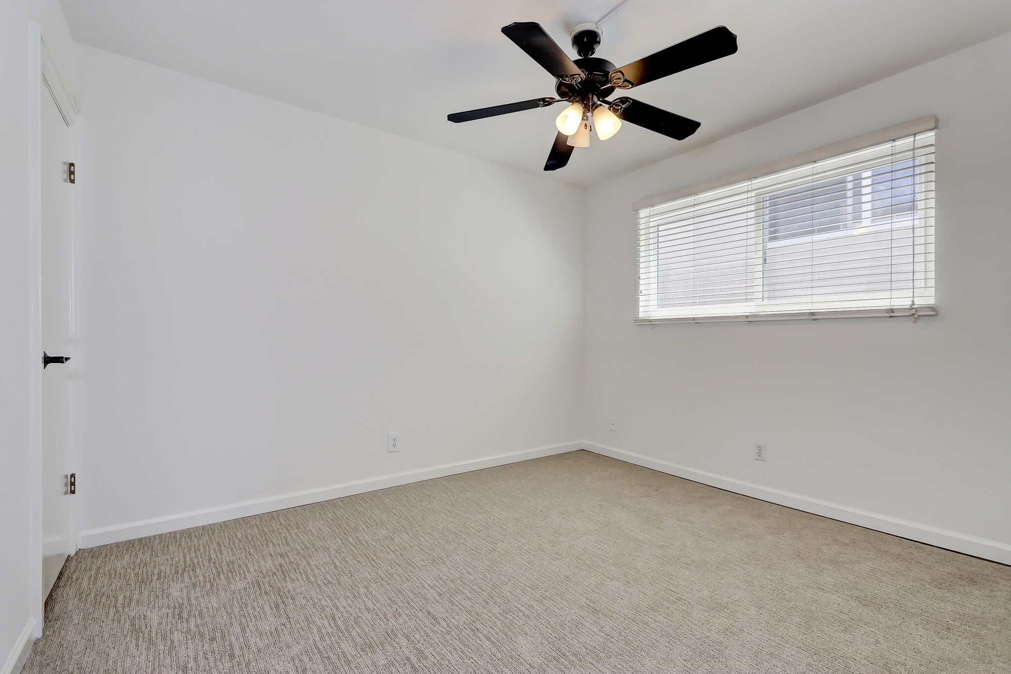 Secondary bedroom also has a walkin closet and ceiling fan.. - 744 12th St