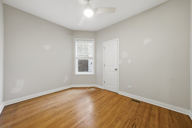 Building Photo - 5039 W Cullom Ave
