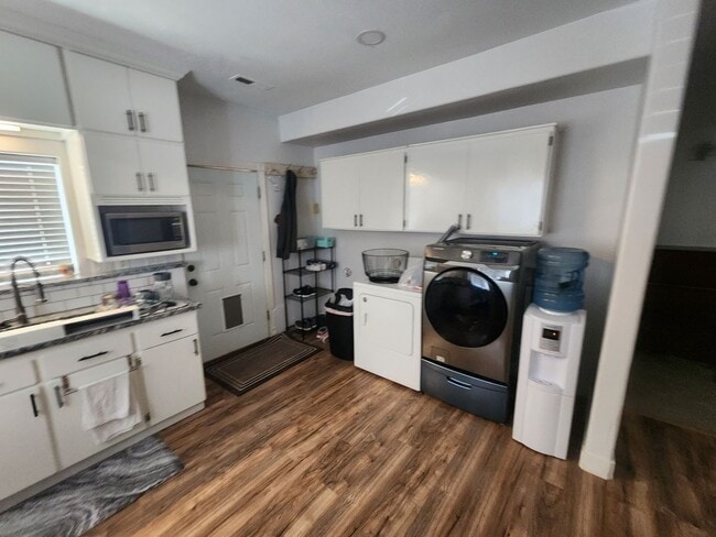 Building Photo - *utilities included* 3 bed 2 bath house in...
