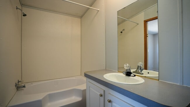 Building Photo - Bar Nunn Living