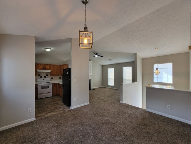 Building Photo - Gorgeous Split-Level 2 Story Home New Paint