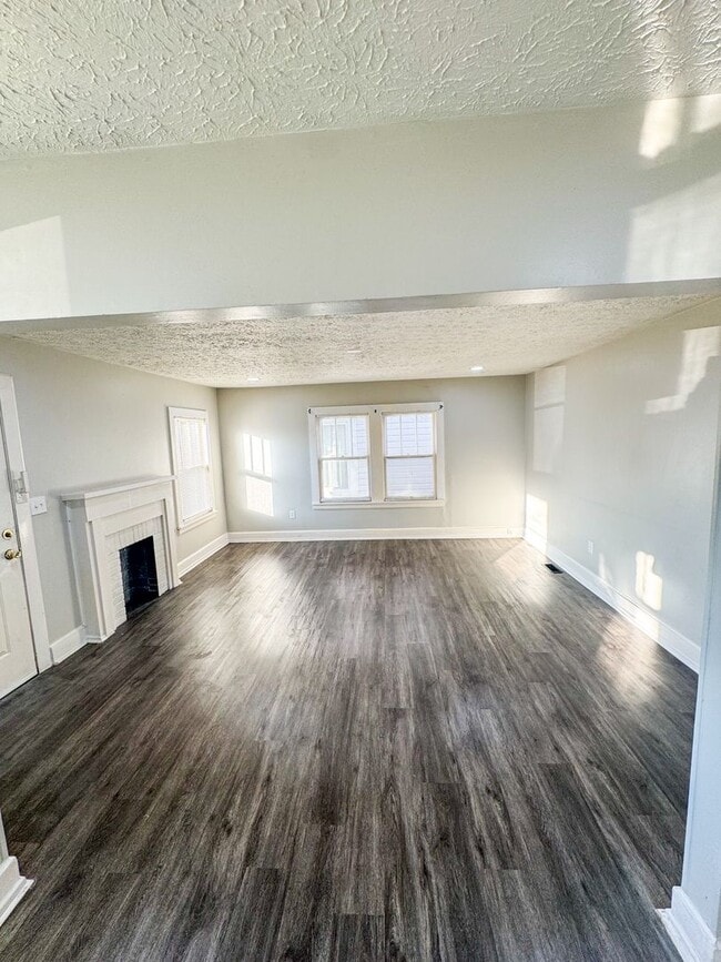 Building Photo - ? Charming 2 Bedroom Home with Garage & Backyard ?