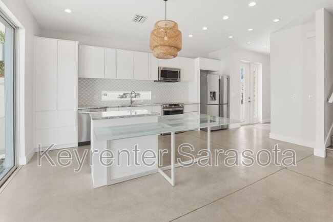 Building Photo - 2066 Roselawn St