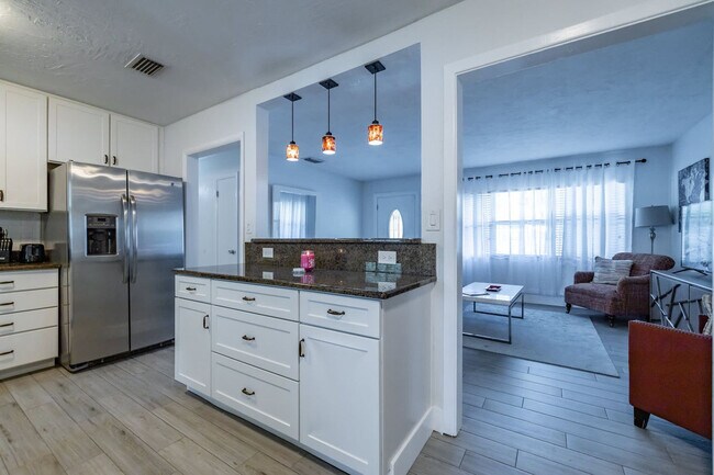 Building Photo - 208 Woodbine Ave