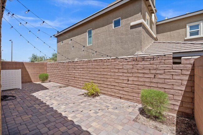 Building Photo - Gorgeous 3 Bed 2.5 Bath Home with Modern Feel