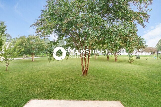 Building Photo - 4 Bedroom Pet-Friendly Home in Huntersville, NC with Main Street Renewal