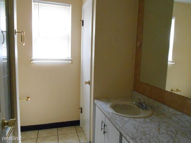 Building Photo - 2 br, 1.5 bath Townhome - 6638 Chasteen Ln