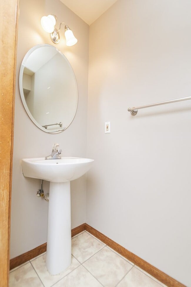 Building Photo - 3 bedroom / 2.5 bathroom Townhome for Rent...