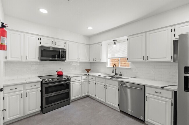 Building Photo - 2019 Wilcrest Dr