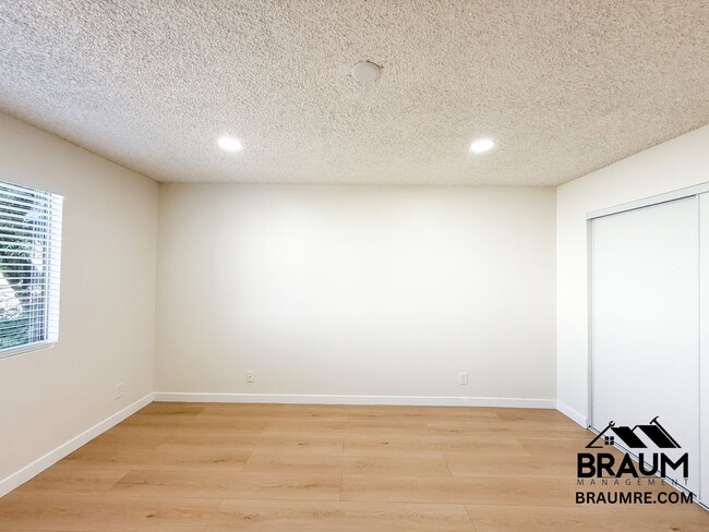 Building Photo - 221 W Elm Ave