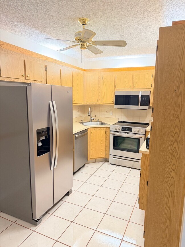 Building Photo - 802 Sky Pine Way