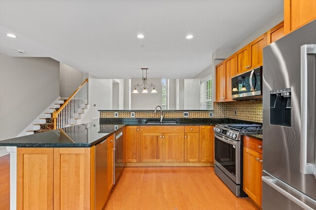 Building Photo - Private, light filled end unit townhome: 3 bed, 2.5 bath, 2,400 sq ft
