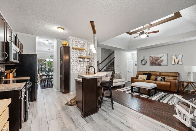 Building Photo - 632 Hidden Valley Dr