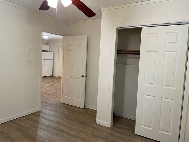 Building Photo - 1069