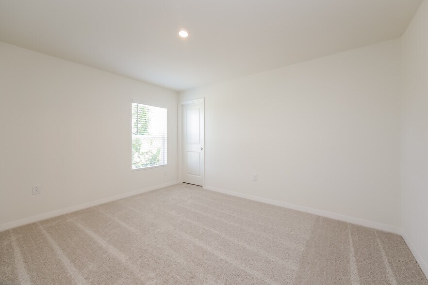 Building Photo - 4012 W Gator Cir