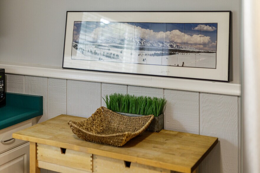 Building Photo - 1416 E Hollow Dale Dr