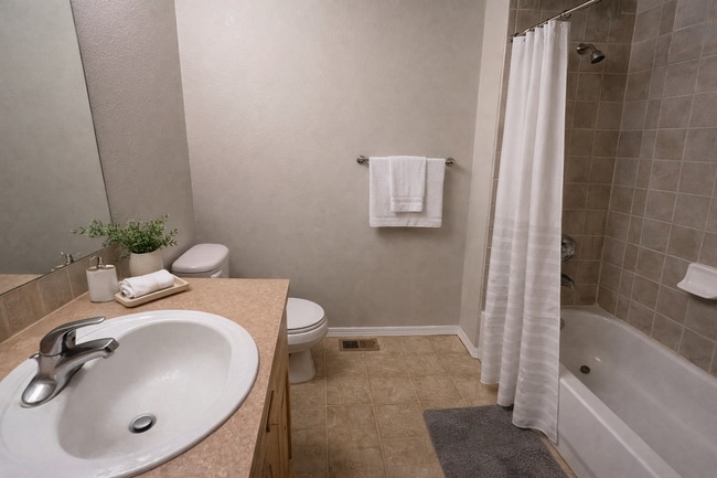 Building Photo - 3 Bedroom Duplex Near Downtown Available!