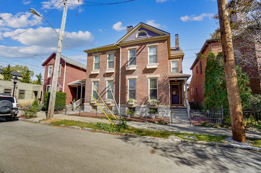 Building Photo - 218 Brown St