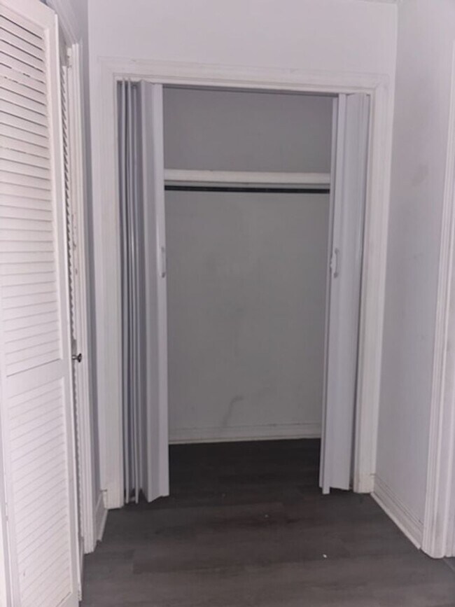 Building Photo - 352 Brookwood Lake Pl