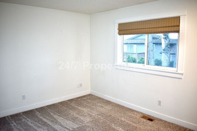 Building Photo - Comfortable Living with a Generous Yard in Gladstone