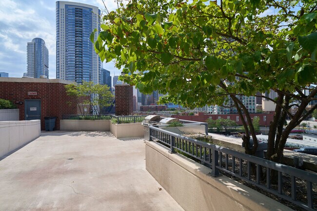 Building Photo - 600 N Kingsbury St