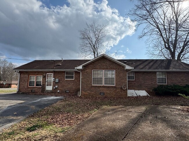 Building Photo - Timeless All-Brick Charm Near Madison St! 3 Bed 3 Bath with Detached Garage!