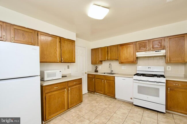 Building Photo - 7810 Lake Pleasant Dr