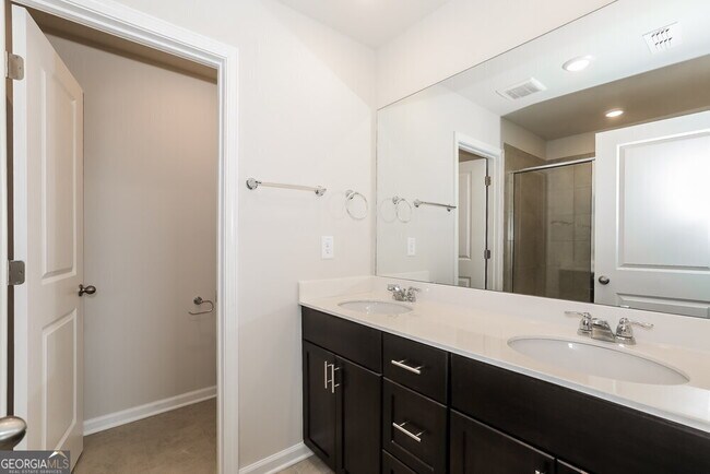 Building Photo - 1605 Villageside Ct
