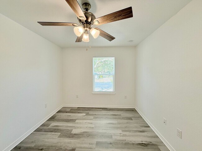 Building Photo - Spacious 4-Bedroom Home