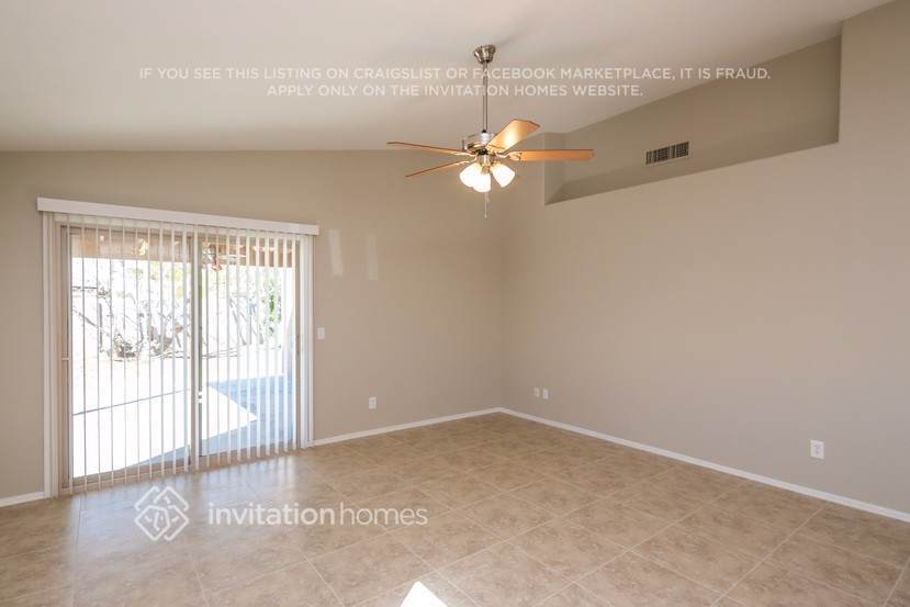 Building Photo - 364 S Bermuda Dr