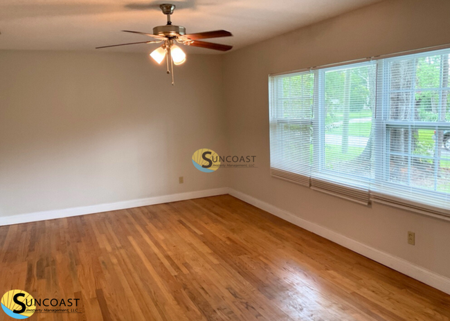 Building Photo - Spacious Home Full of Natural Light!