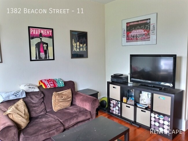 Building Photo - 1382 Beacon St