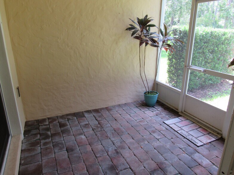 lanai - 3435 Torre Blvd