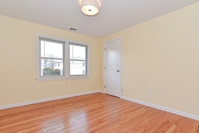 Building Photo - 21 Swan Ave