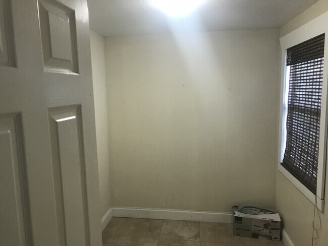 Building Photo - 3/2 Historic North Hyde Park Bungalow