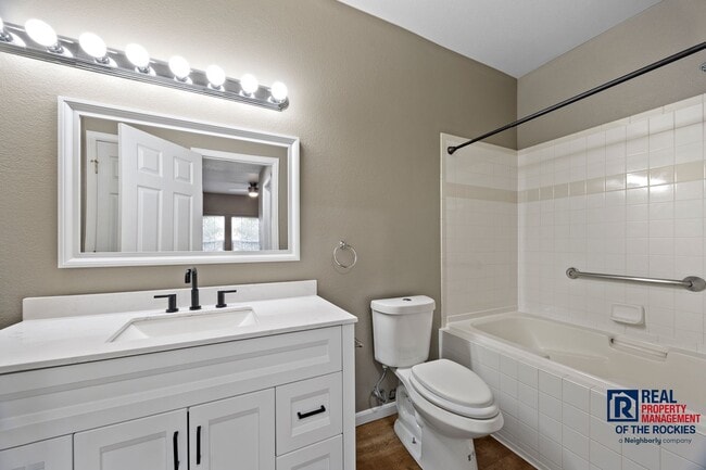 Building Photo - Charming Main Floor Condo in Water Valley
