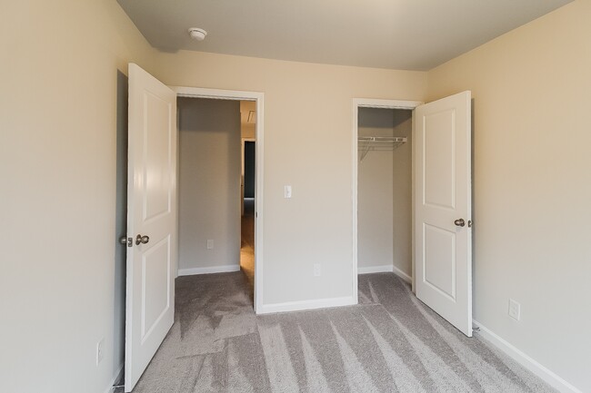 Building Photo - 2857 Saratoga Lake View