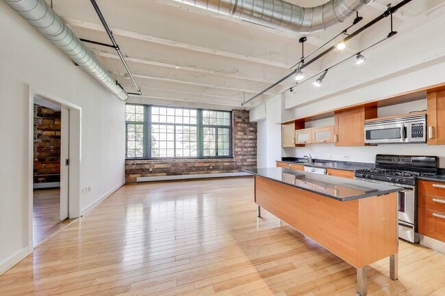 Building Photo - Amazing 2+2 in Logan Cirlce, NW DC