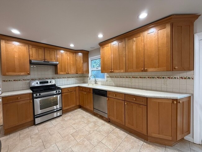 Building Photo - 16 Meadowview Dr